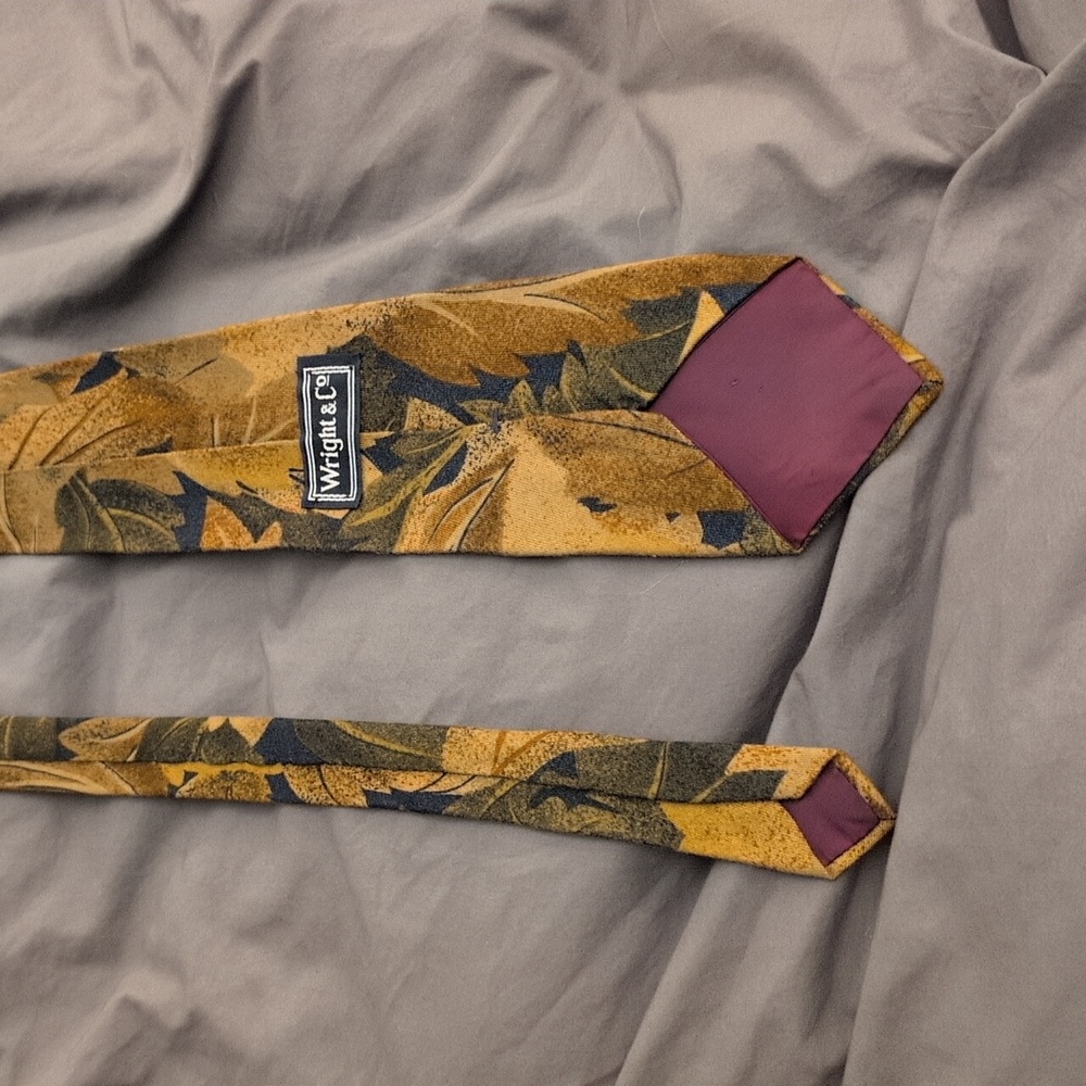 Leaf Patterned Tie - Picture 5 of 6